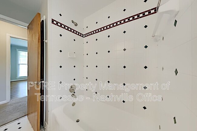 Building Photo - 573 Whispering Hills Dr