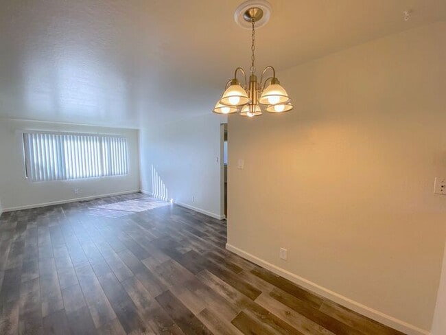 Building Photo - Charming Sparks Duplex - Yard/Garage/AC/1 ...