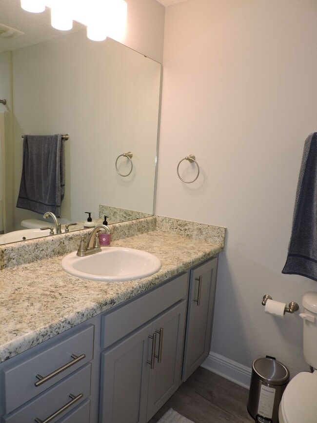 Building Photo - Easy access to interstate, shopping & Navy...