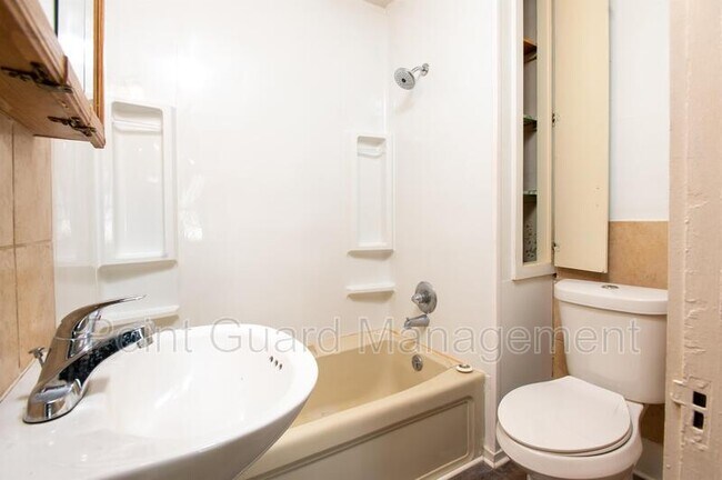 Building Photo - 2834 E Elm St
