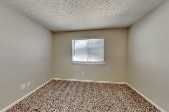 Building Photo - 3315 Redwood Lodge Dr