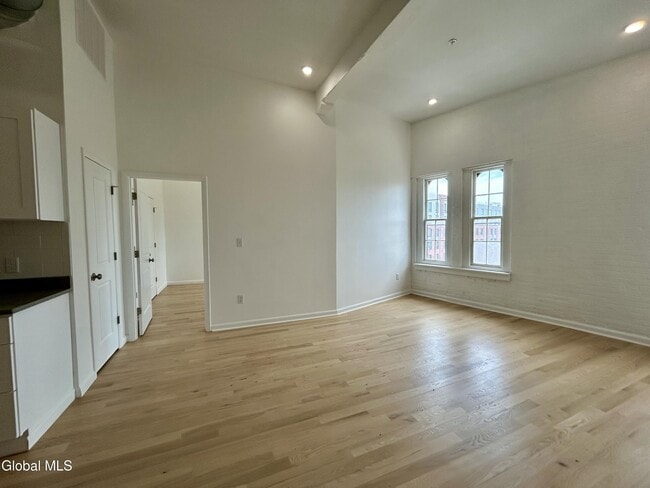 Building Photo - 155 River St