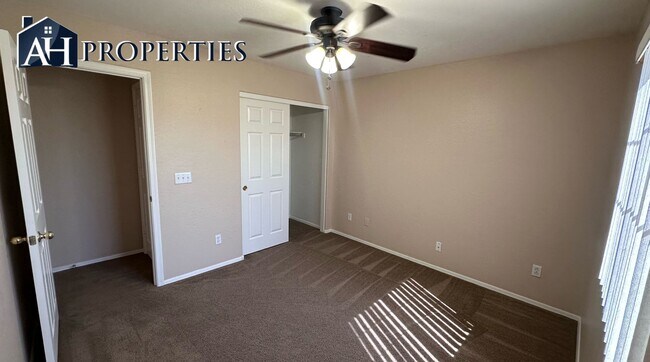 Building Photo - 3 Bed 2.5 bath 2 story house LOTS of storage