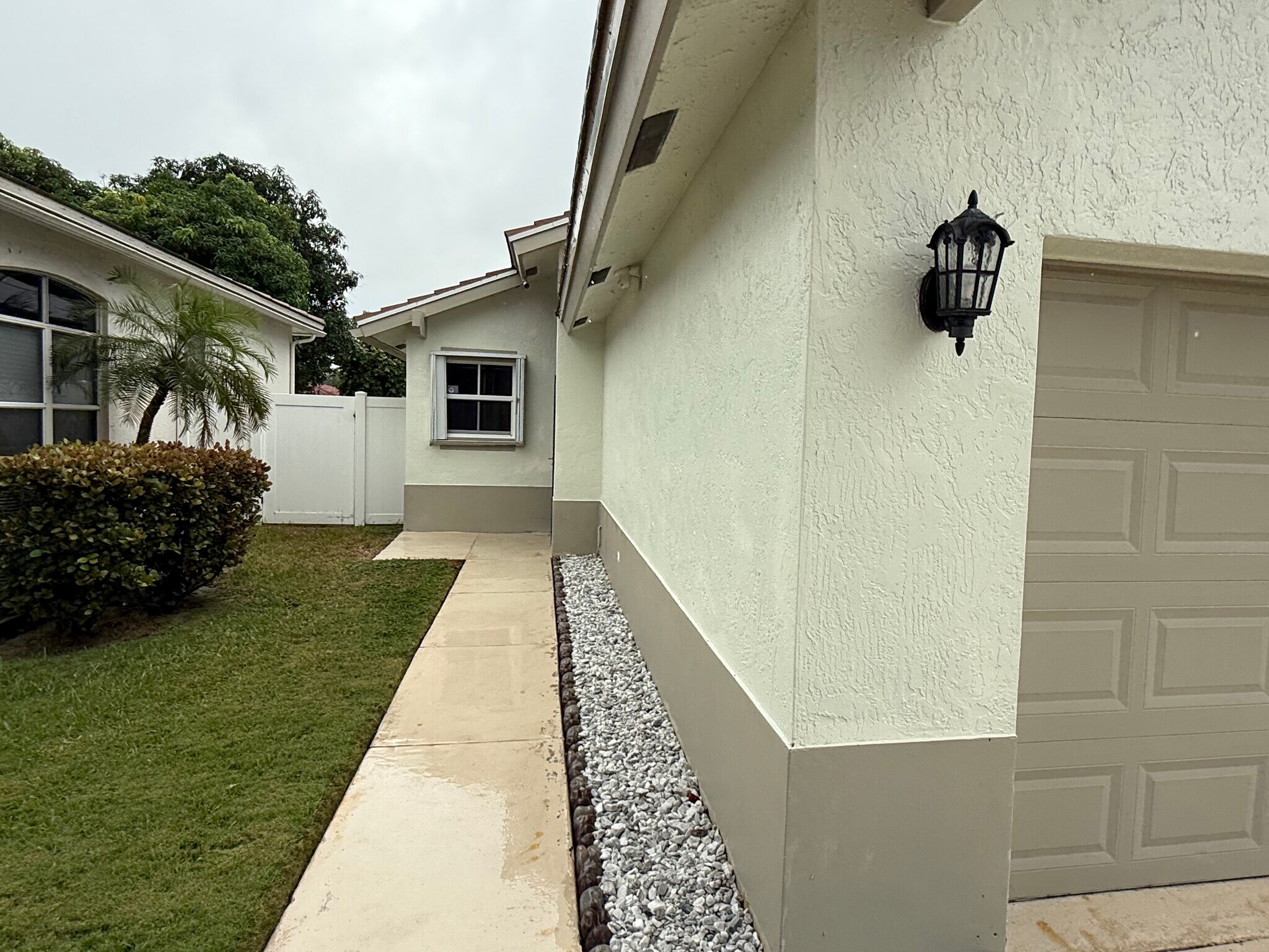 Walk-way - 7927 Manor Forest Blvd