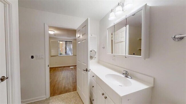 Building Photo - 300 Johnson Ferry Rd