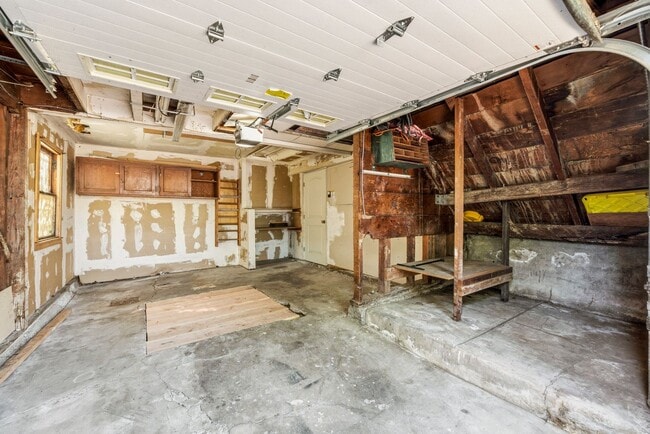 Building Photo - Classic 3bed/2bath Home Near Lake Merritt with Fresh Updates