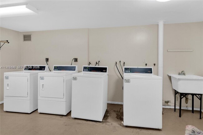 Building Photo - 1351 NE Miami Gardens Dr