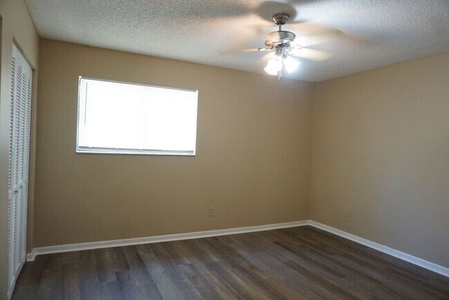 Building Photo - 3/2 townhome Near NAS Jax.