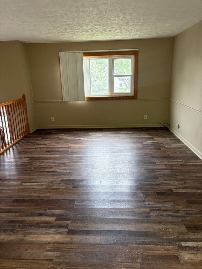 Building Photo - 3 bed/2 bath $2095