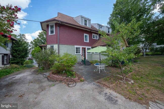 Building Photo - 110 Llanfair Rd