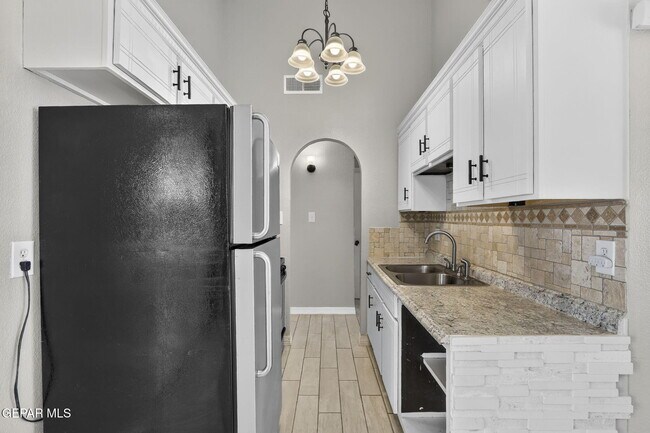 Building Photo - 9128 Bur Oak Cir