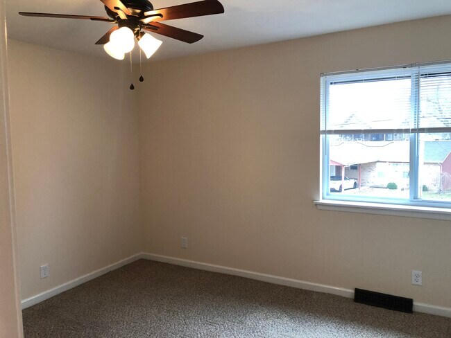 Building Photo - 405 W Collinsville Rd