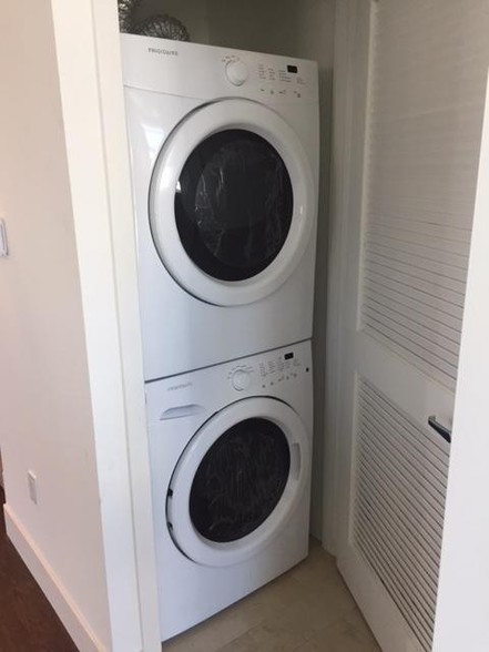 In-Unit Laundry - 14802 Delano St
