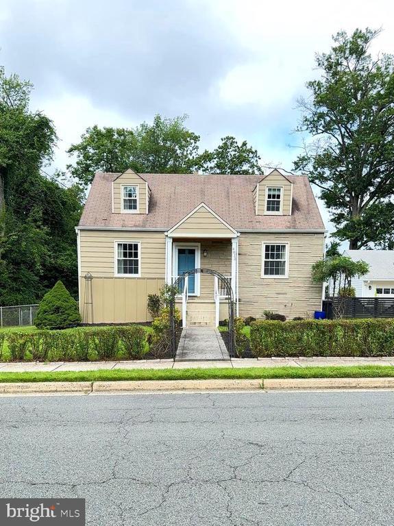 Building Photo - 4012 Woodland Dr
