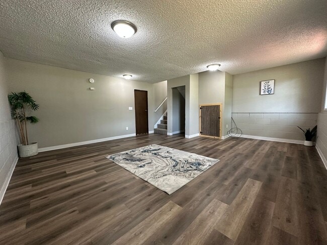 Building Photo - 3 bed, 1 bath home for rent in Maywood edi...
