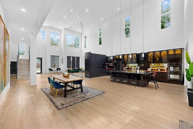 Building Photo - 3946 N Cresthaven Rd