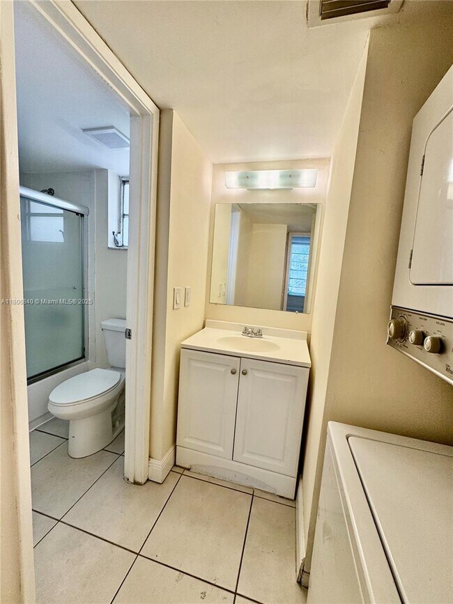 Building Photo - 8810 Fontainebleau Blvd