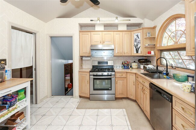 Building Photo - 98 Bayberry Ave