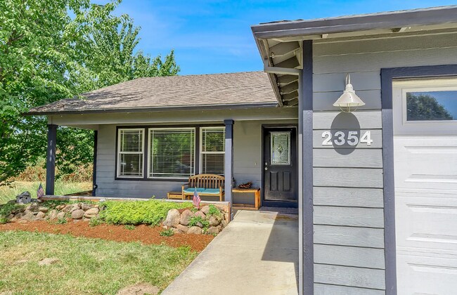 Building Photo - 3 Bedroom, 2 Bathroom Medford Home