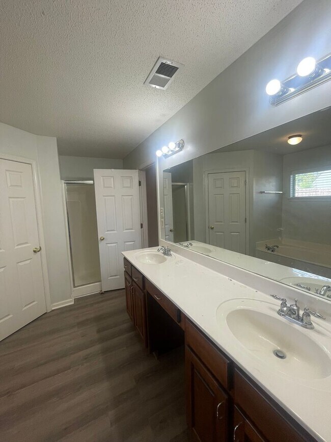 Building Photo - Available NOW in Snowden Grove Area!  3 BR...