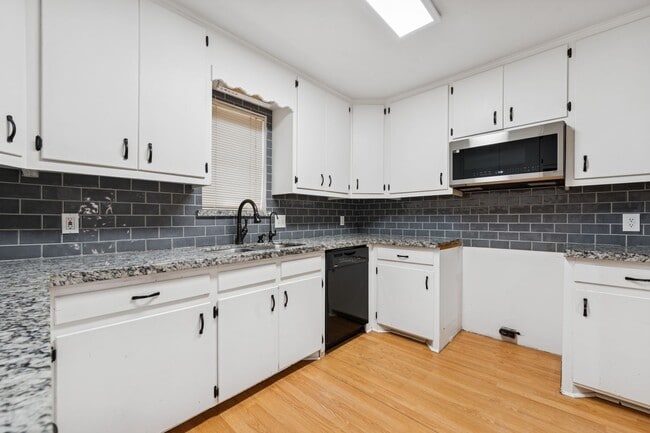 Building Photo - Cute & Convenient Home in Mission!