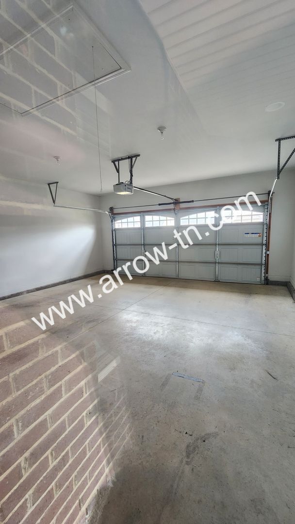 Building Photo - Fantastic End Unit Townhome in Franklin!