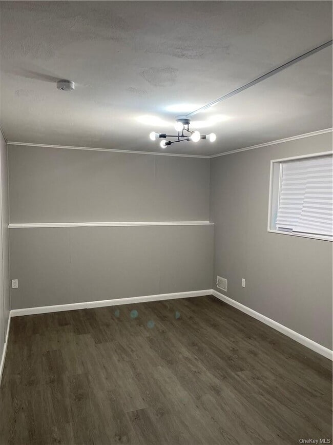 Building Photo - 7 Castle Dr