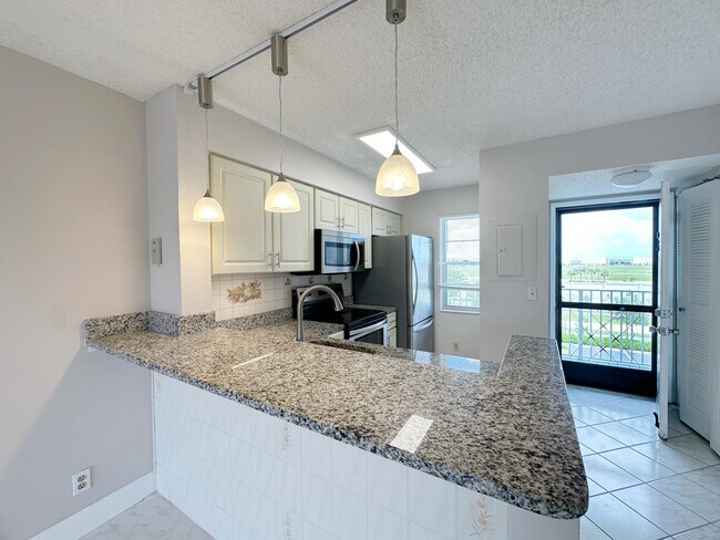 Building Photo - 2220 N Cypress Bend Dr