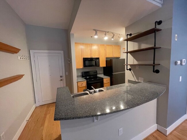 Building Photo - Uptown Charlotte Condo! Now Available!