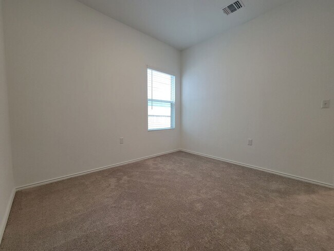 Building Photo - Spacious 3/BR, 2/BS Single-Level Home with...