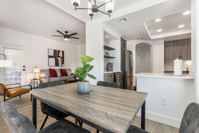 Building Photo - 15608 N 71st St