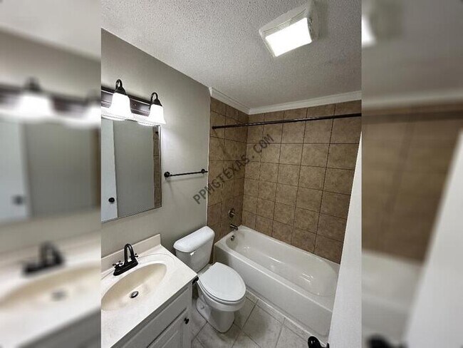 Building Photo - 9 Collins Ct