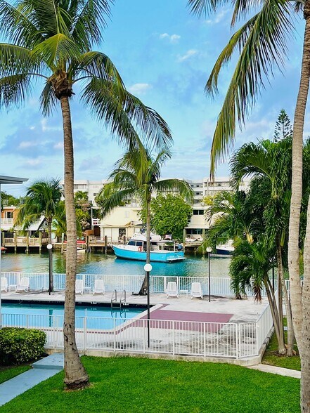 Building Photo - 7207 Bay Dr