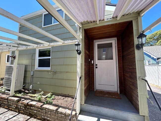 Building Photo - Charming 3BD, 1BA Beach House Near Alki
