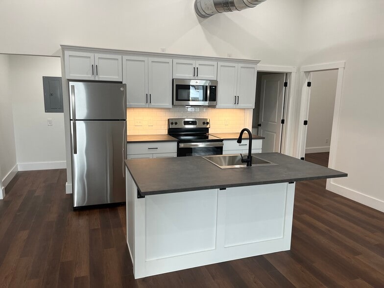 Building Photo - 174 Park Ave