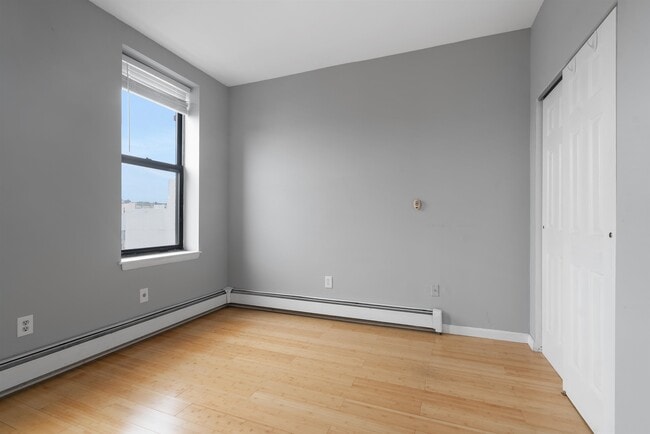 Building Photo - 809 Park Ave