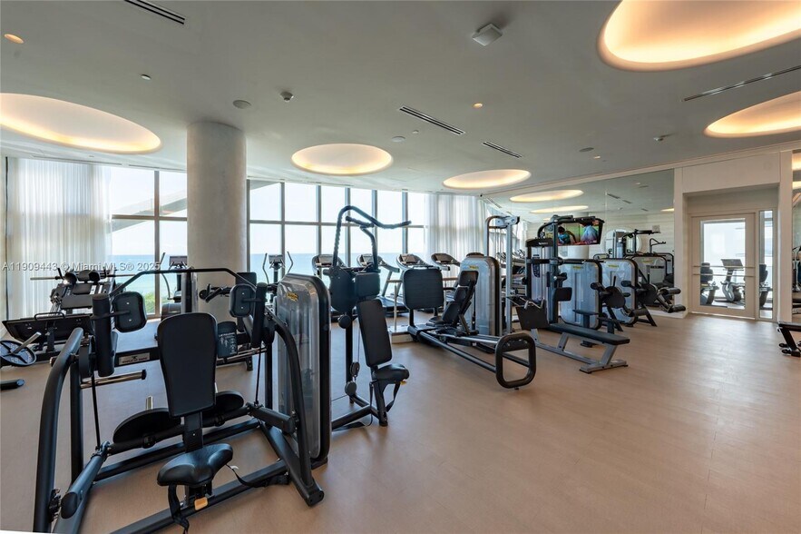 Building Photo - 15701 Collins Ave