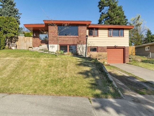 Building Photo - North Side Shadle Park 3 Bed 1.5 Bath Home with beautiful hardwood floors Full Basement