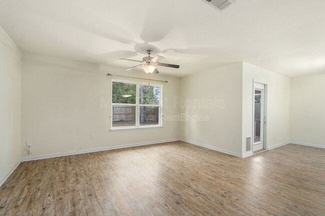 Building Photo - 515 E Marigold Dr