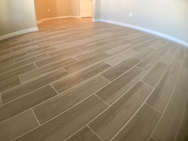 Building Photo - Comfortable 3 Bedroom Home With Great Outd...