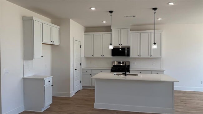 Building Photo - 2330 Longfellow Dr