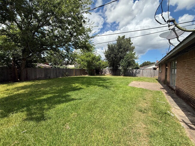 Building Photo - 6910 Pella Dr