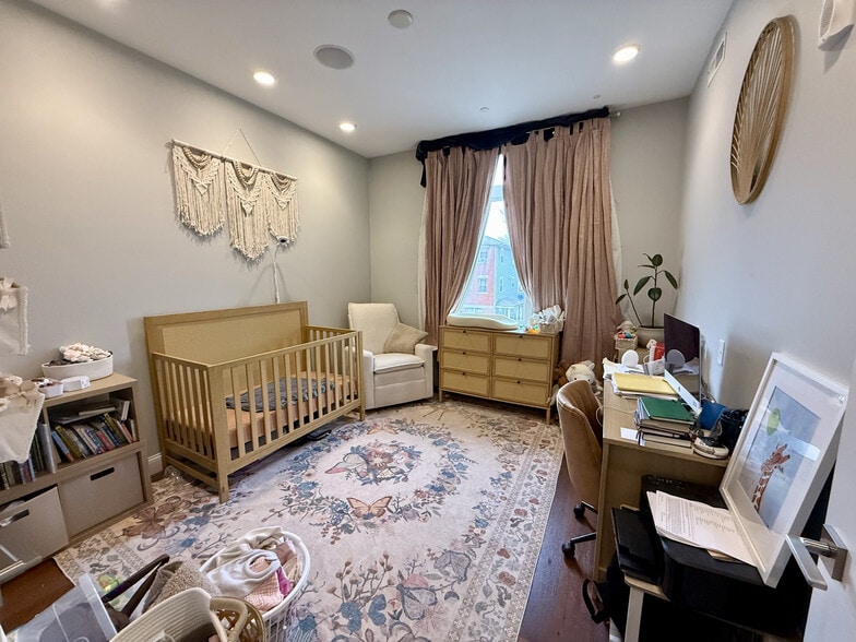 Building Photo - 170 W Broadway