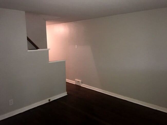 Building Photo - 2 Bedroom / 1 Bath Townhome + Garage -- Be...