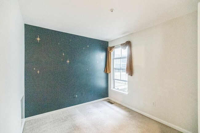 Building Photo - Bright & Spacious 3BR Townhome with Garage...