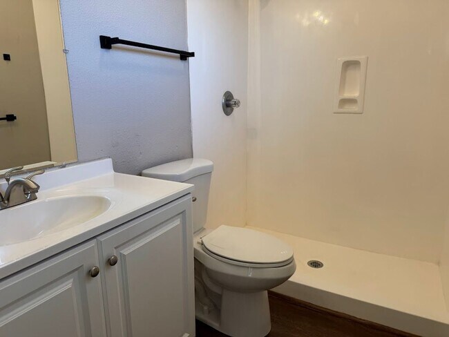 Building Photo - Bright & Beautiful Phoenix Home with Open Concept