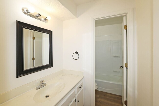 Building Photo - 3 bedroom rental in Ridgecrest!