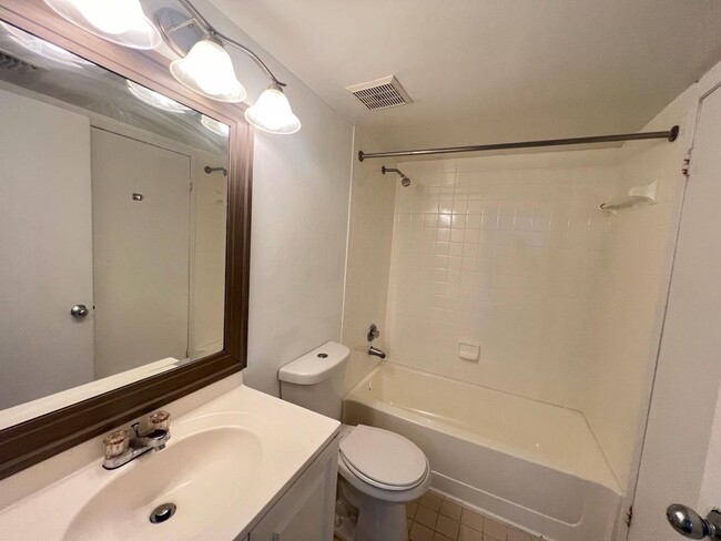Building Photo - 9875 Nob Hill Ct