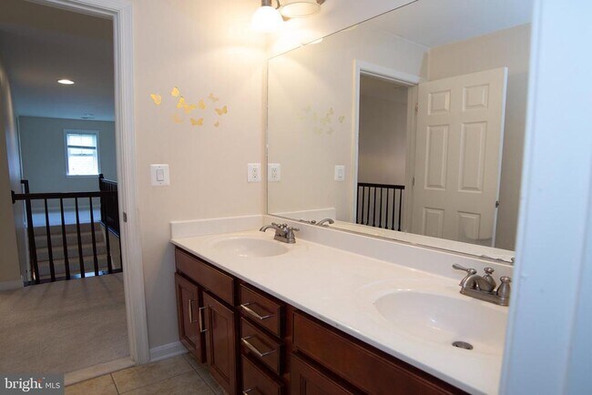 Building Photo - 20 Aster Ln