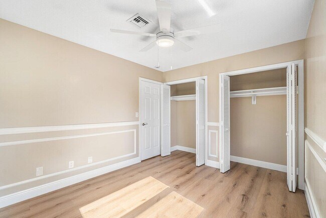 Building Photo - 5065 Horseshoe Cir N
